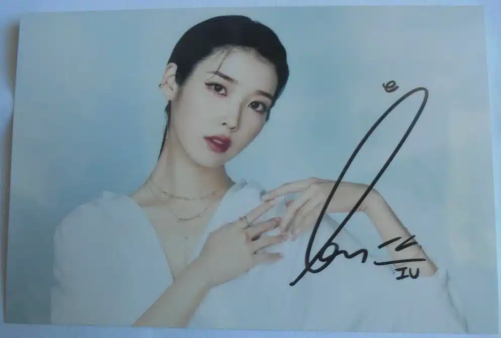 IU (Lee Ji-eun) signature